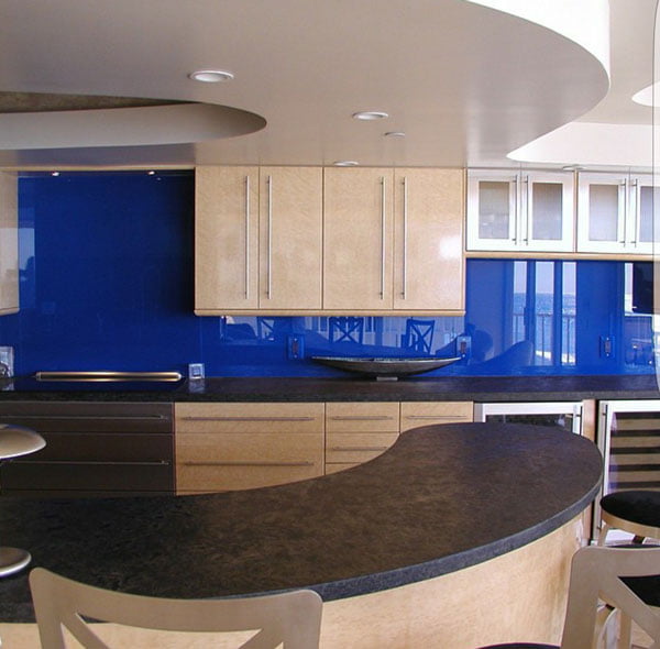 آشپزخانه با شیشه رنگی بین کابینتی آبی پر رنگ