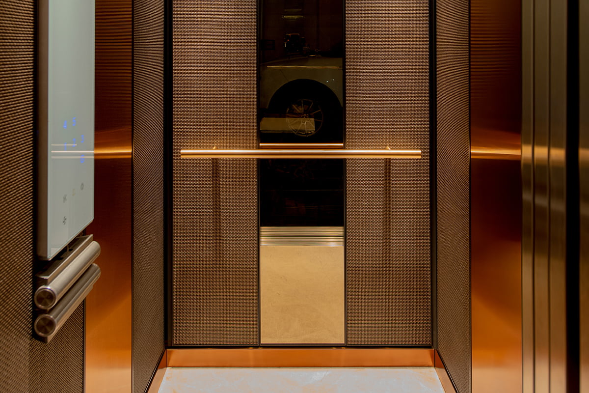 استفاده از آینه برنزی در آسانسور به منظور بزرگتر جلوه دادن فضا