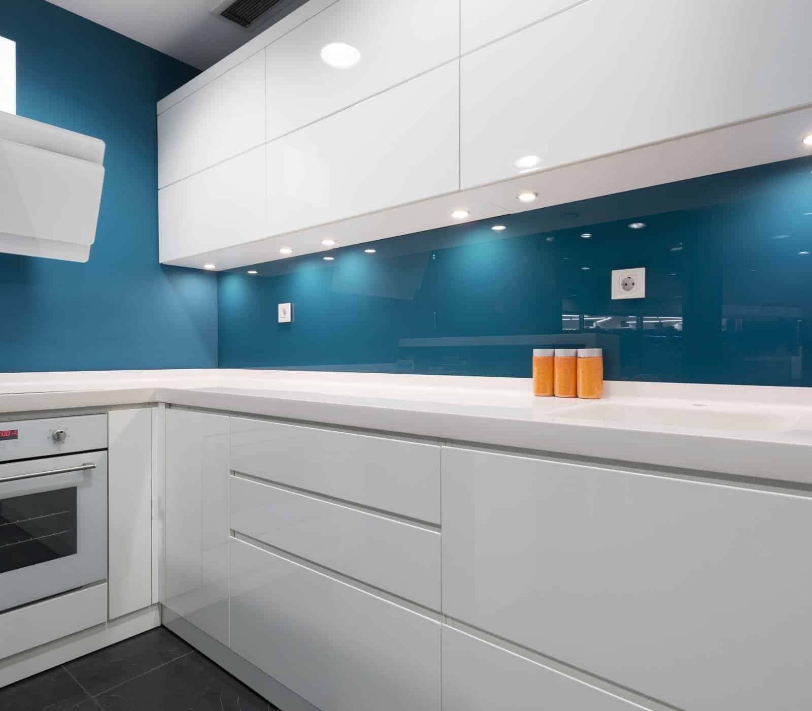 شیشه رنگی بین کابینتی