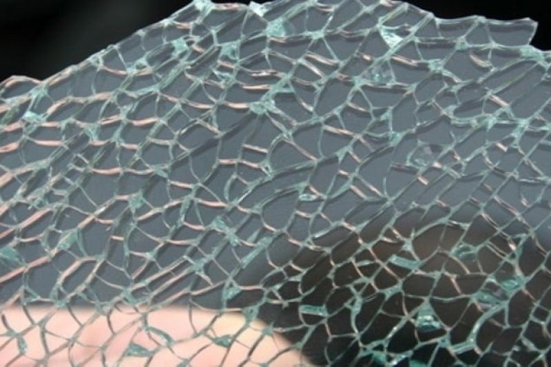 شیشه سکوریت شکسته