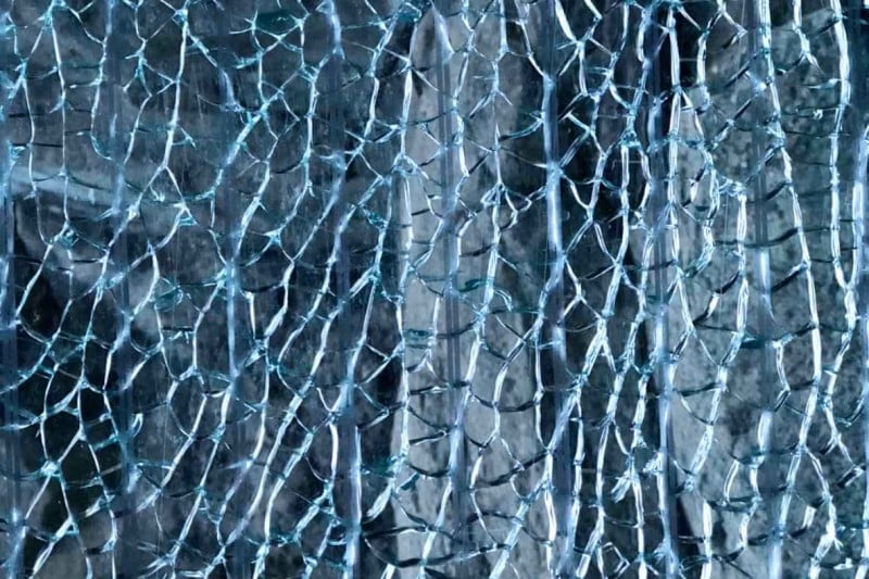 شیشه سکوریت شکسته