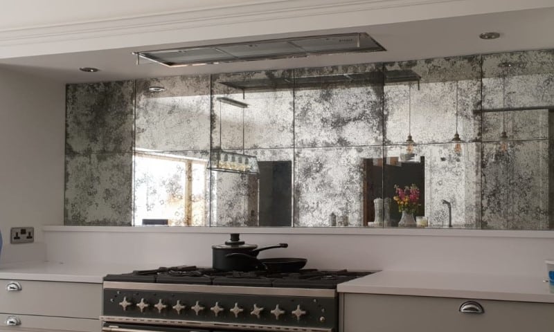 آینه آنتیک در آشپزخانه