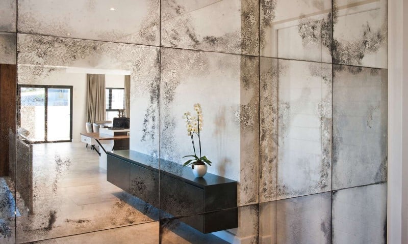 آینه کهنه کاری شده در سالن پذیرایی