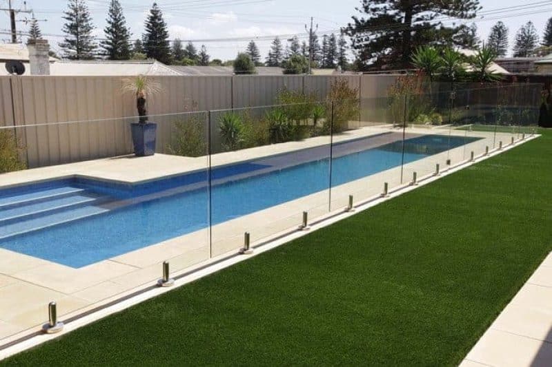 نرده های شیشه ای برای جداسازی استخر