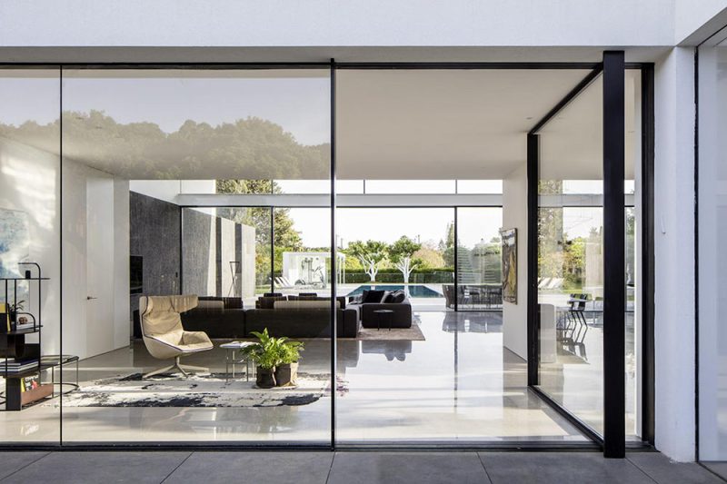 Glass-door-for-the-entrance-to-the-house-03