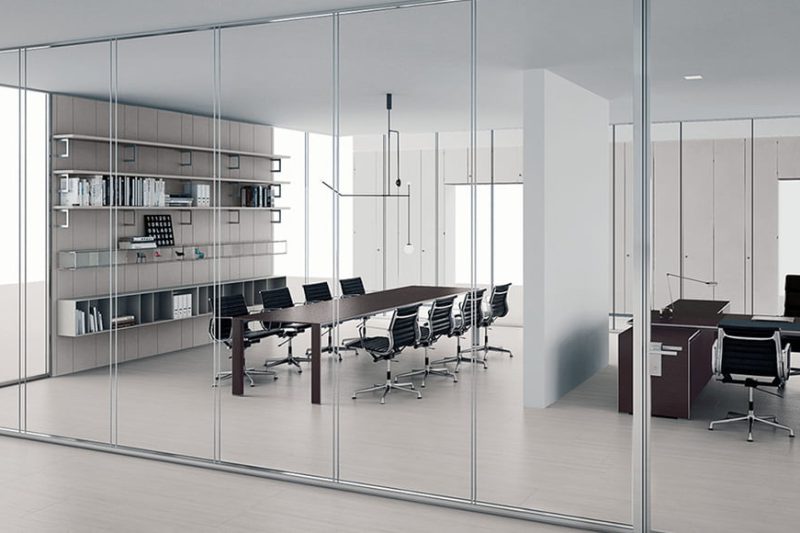 طراحی داخلی دفتر کار با پارتیشن شیشه ای