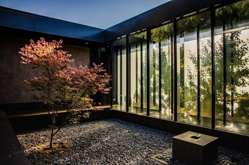 glass-room-in-garden-img1