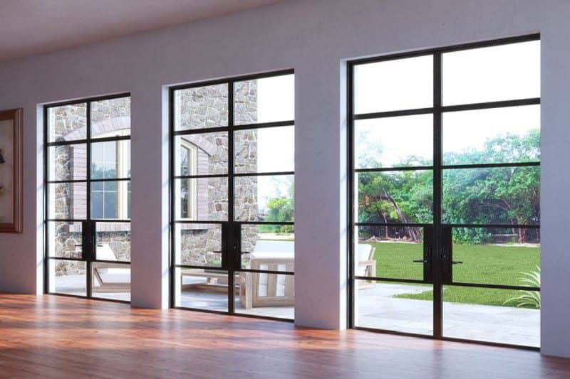 سه درب شیشه ای رو به حیاط